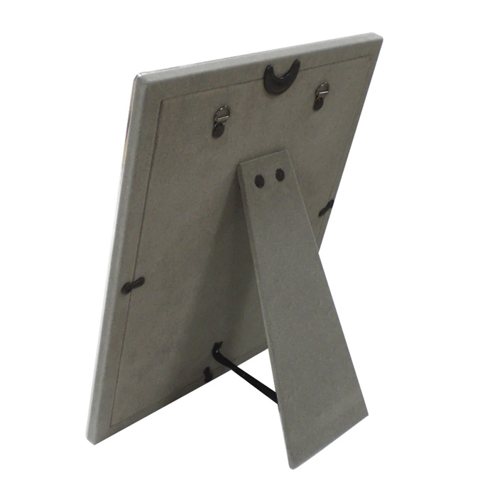 背面には立てて飾れるフォトスタンド機能付き